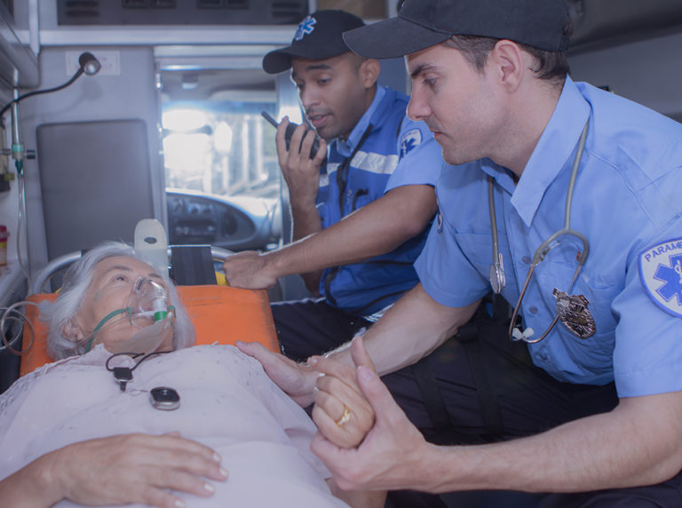 Paramédicos atendiendo una emergencia médica